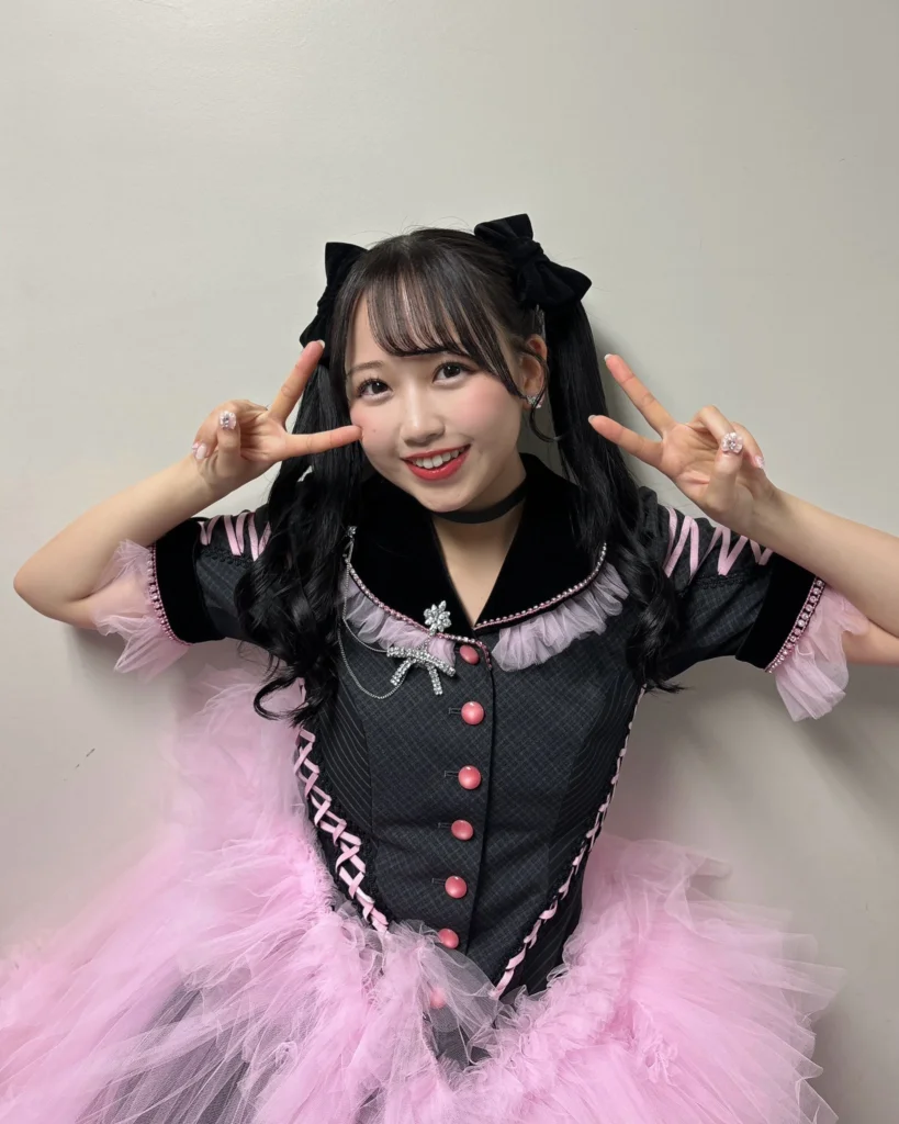 黒とピンクの衣装を着た松本かれん
