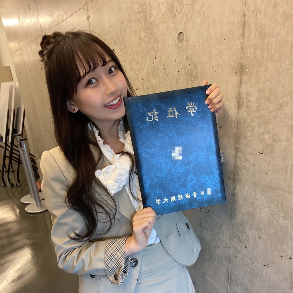 卒業証書を手荷物松本かれん