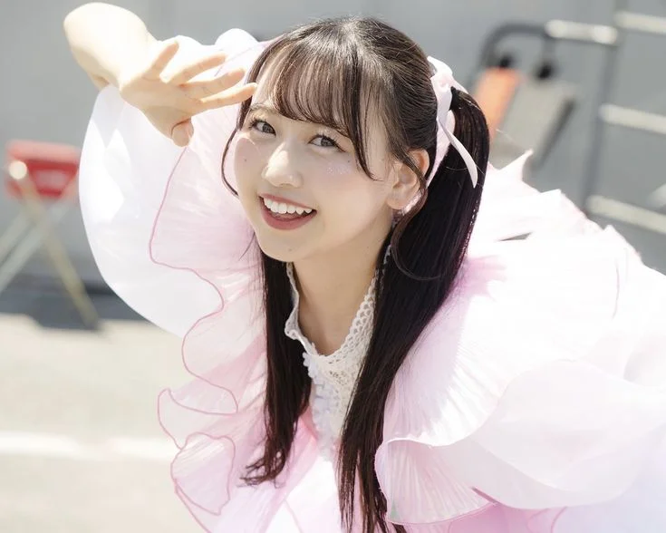 ピンクの衣装で踊る松本かれん