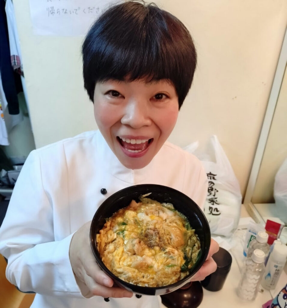 山田花子さん楽屋で丼料理を見せている画像