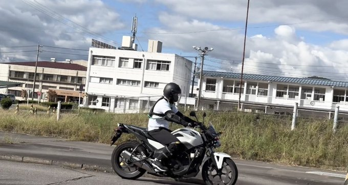 教習所でバイクに乗る飯田